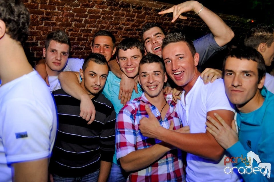 Hot Friday Night în Club Escape, Escape