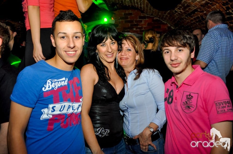 Hot Friday Night în Club Escape, 