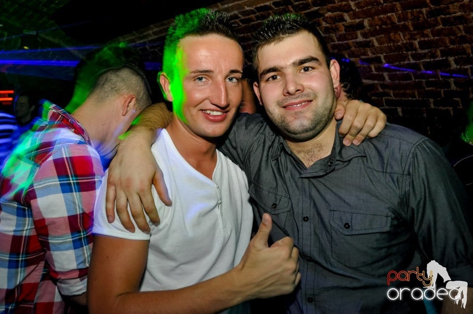 Hot Friday Night în Club Escape, 