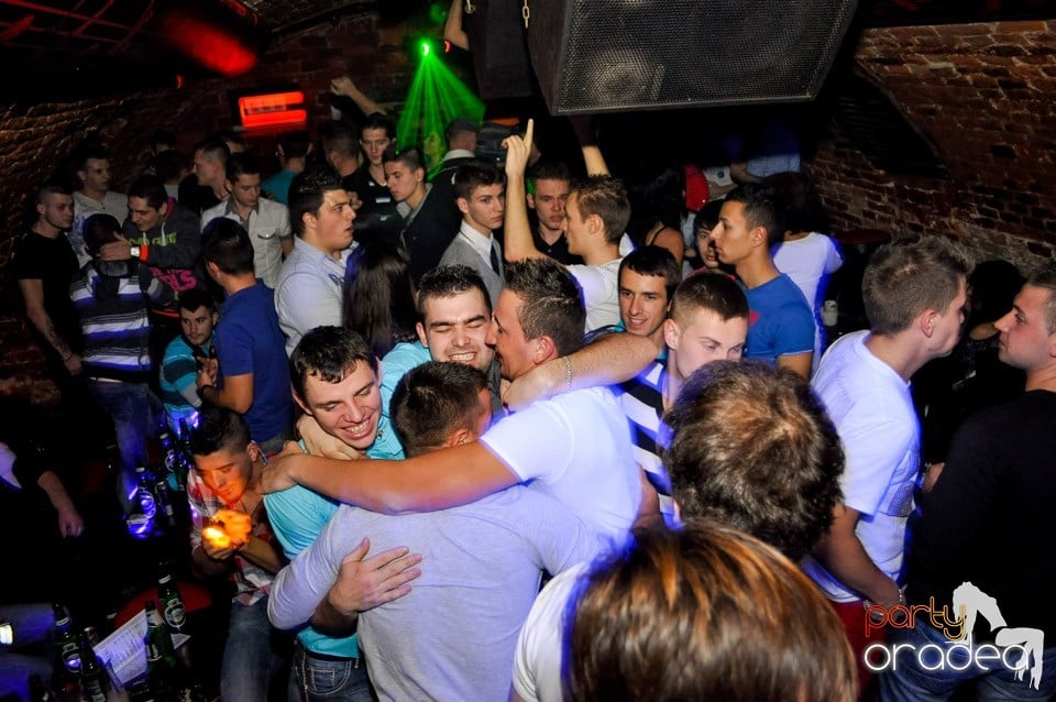 Hot Friday Night în Club Escape, 