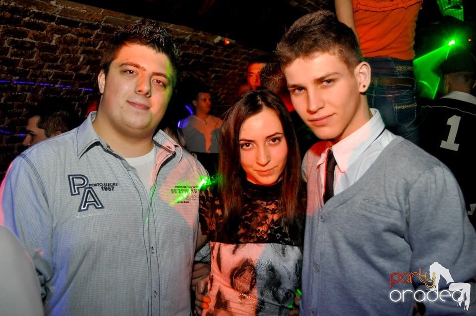 Hot Friday Night în Club Escape, Escape