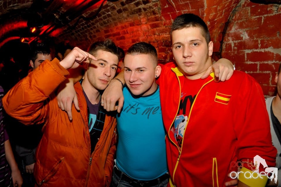 Hot Friday Night în Club Escape, Escape