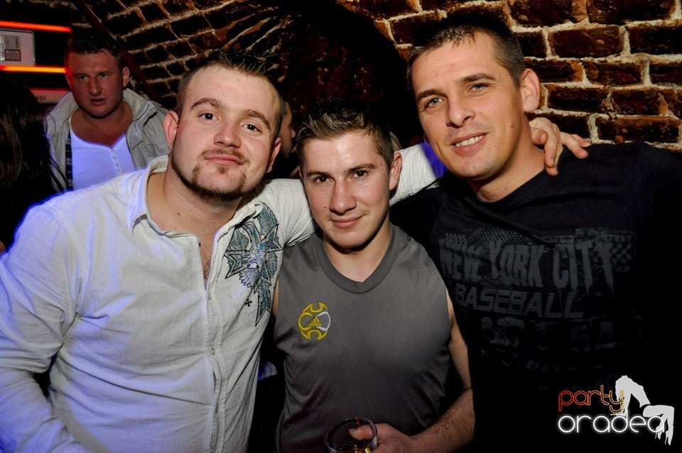 Hot Friday Night în Club Escape, 