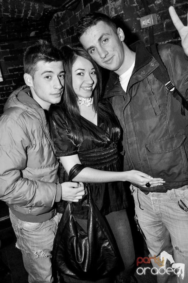 Hot Friday Night în Club Escape, Escape