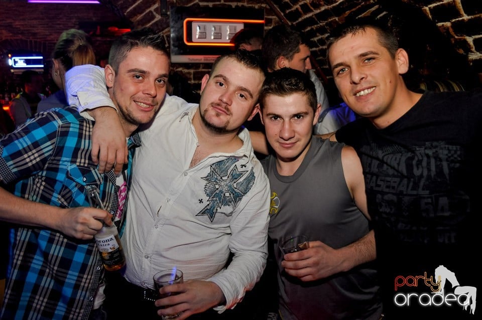 Hot Friday Night în Club Escape, 