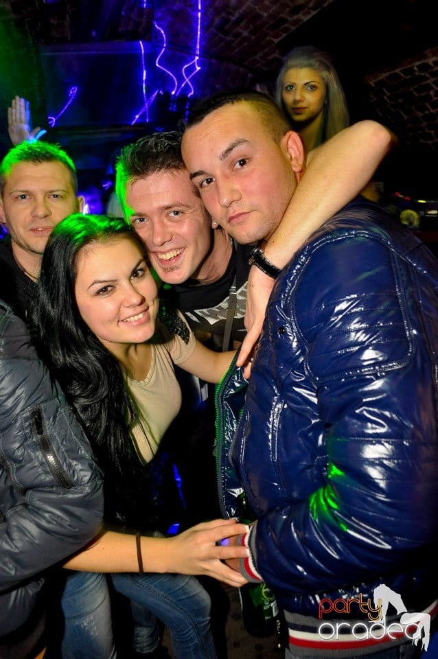 Hot Friday Night în Club Escape, 