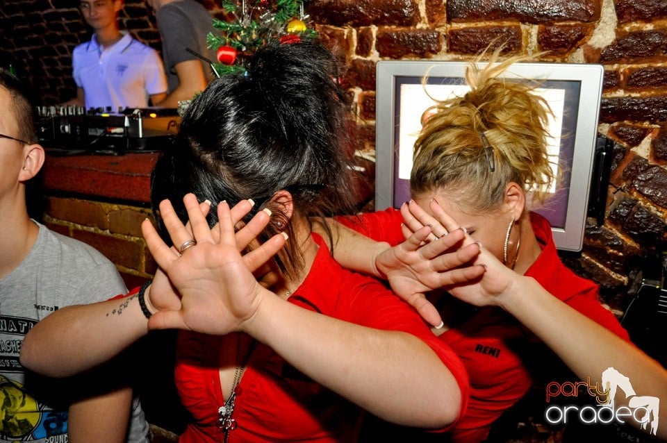 Hot Friday Night în Club Escape, 