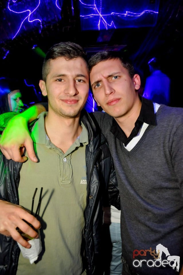 Hot Friday Night în Club Escape, Escape