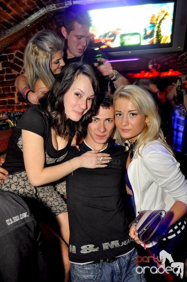 Hot Friday Night în Club Escape, 