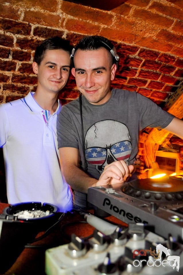 Hot Friday Night în Club Escape, 