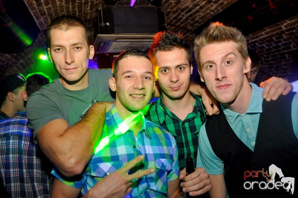 Hot Friday Night în Club Escape, 