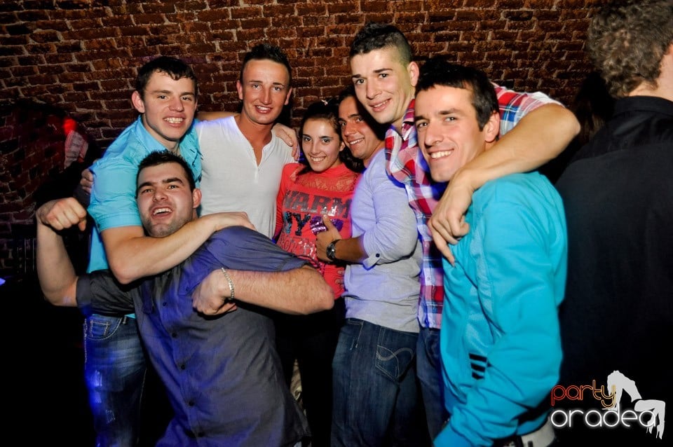 Hot Friday Night în Club Escape, Escape