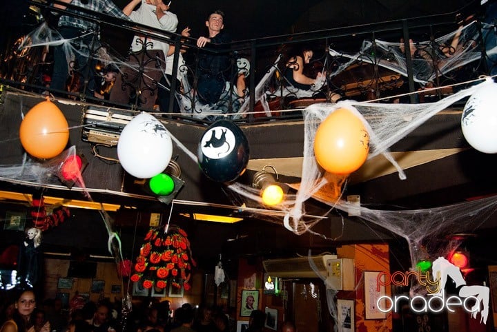 Hot Halloween în Lord's Pub, Lord's Pub