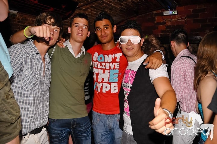 House Party în Club Escape, 