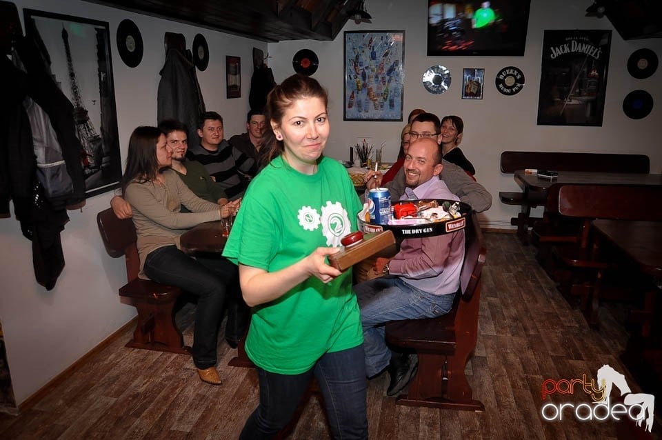 Impro Show în Queen's, Queen's Music Pub