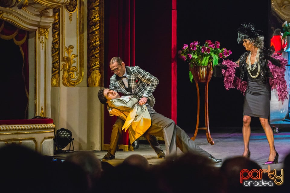 În plină glorie, Teatrul Regina Maria