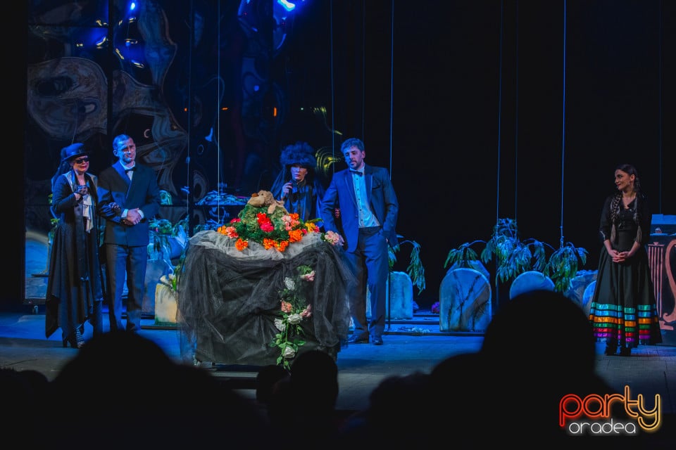 În plină glorie, Teatrul Regina Maria