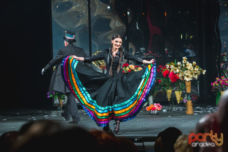 În plină glorie, Teatrul Regina Maria