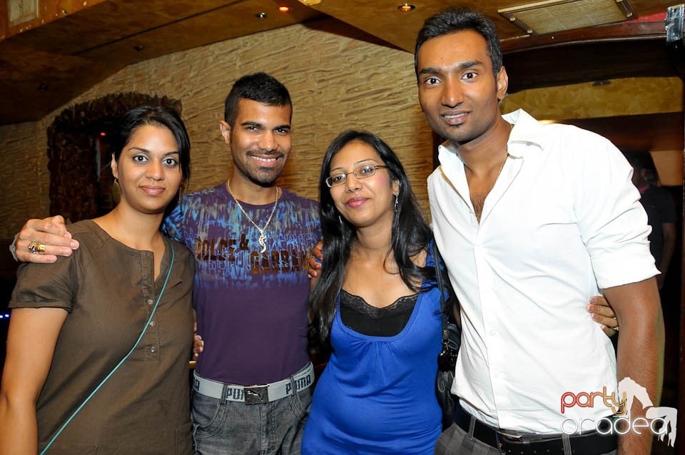 Începe distracţia în Club Downtown, 