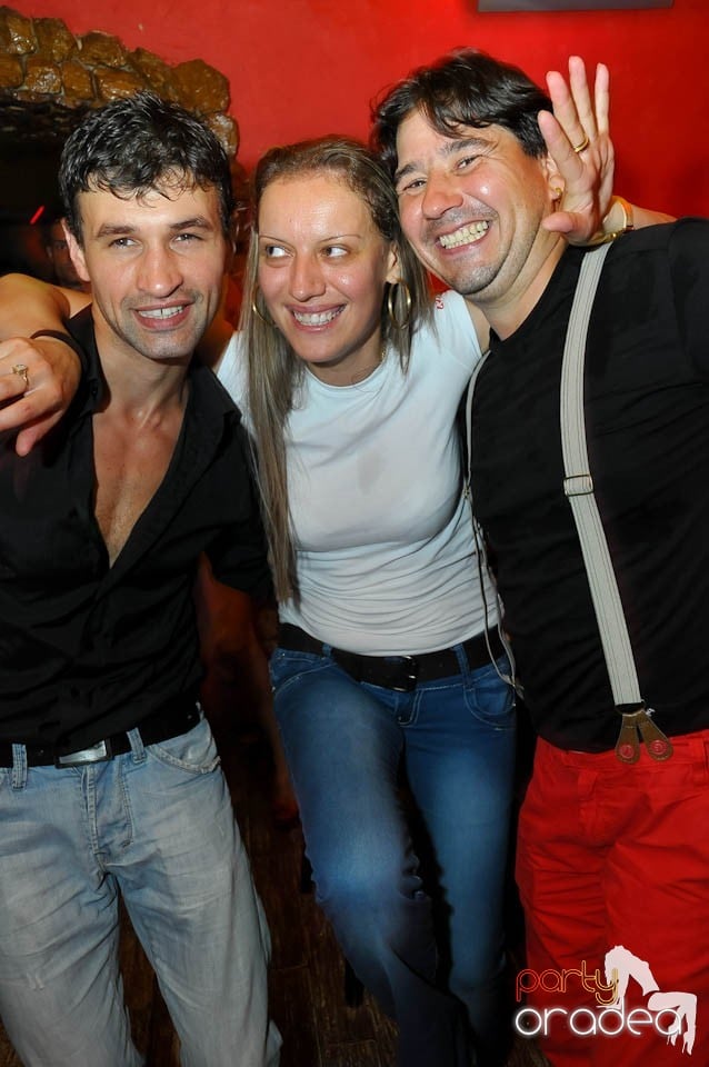 Începe distracţia în Club Downtown, 