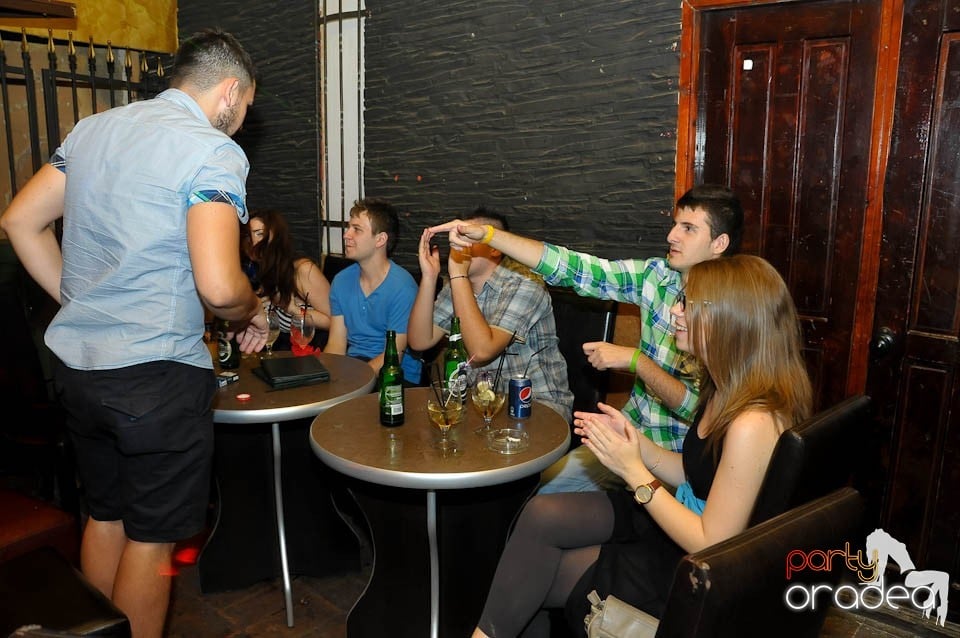 Începe distracţia în Club Downtown, 