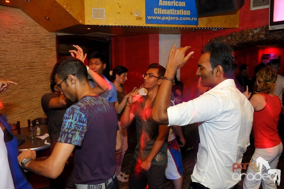 Începe distracţia în Club Downtown, 