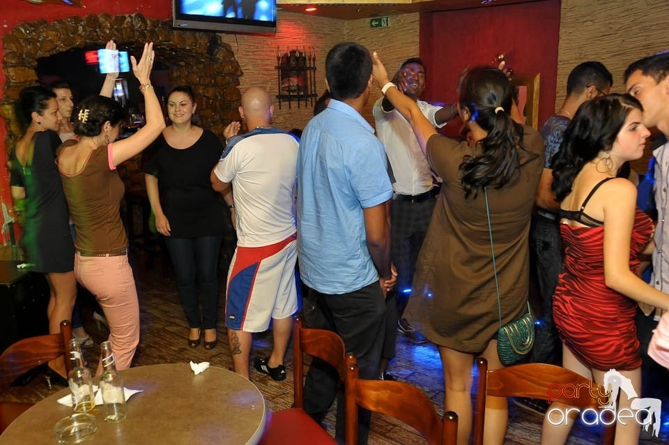 Începe distracţia în Club Downtown, 