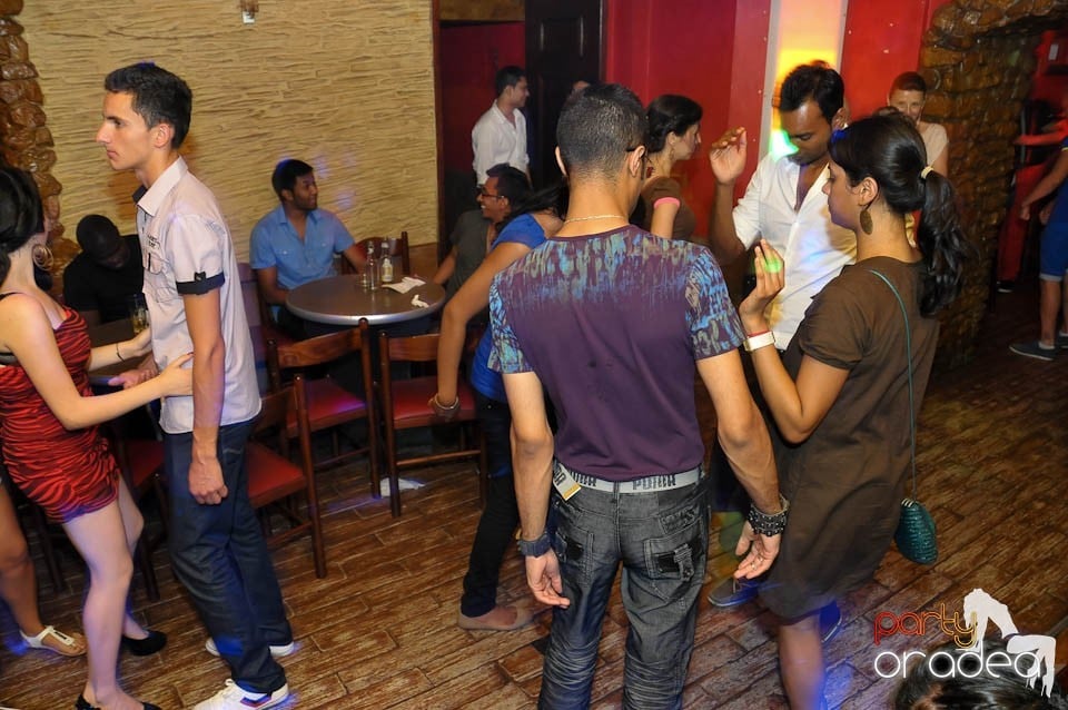 Începe distracţia în Club Downtown, 