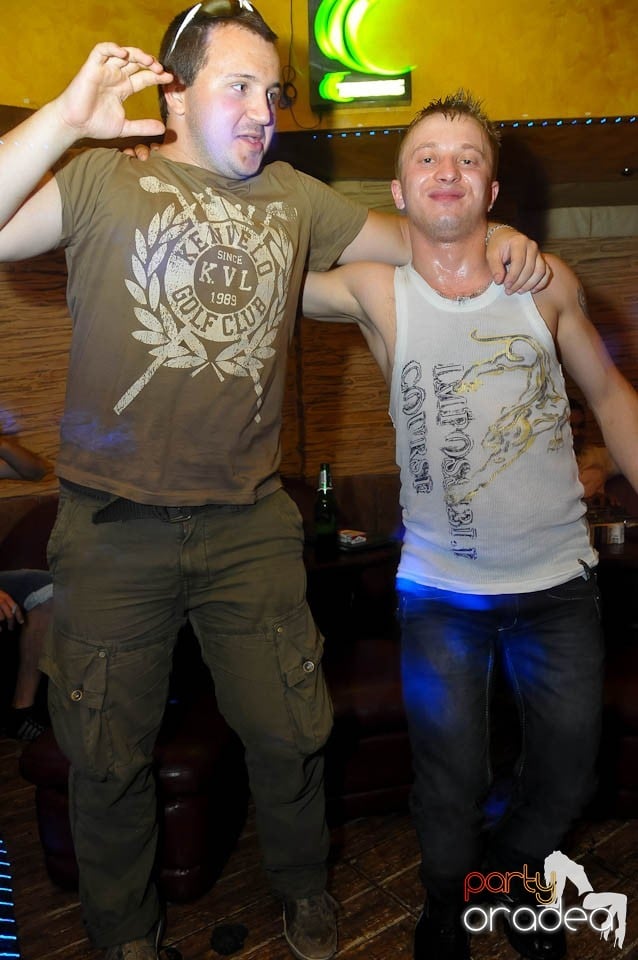 Începe distracţia în Club Downtown, 