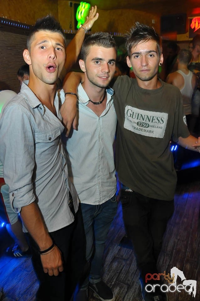 Începe distracţia în Club Downtown, 