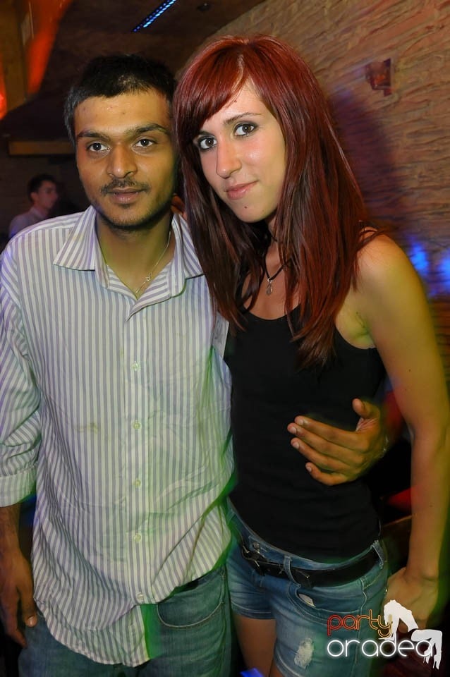 Începe distracţia în Club Downtown, 