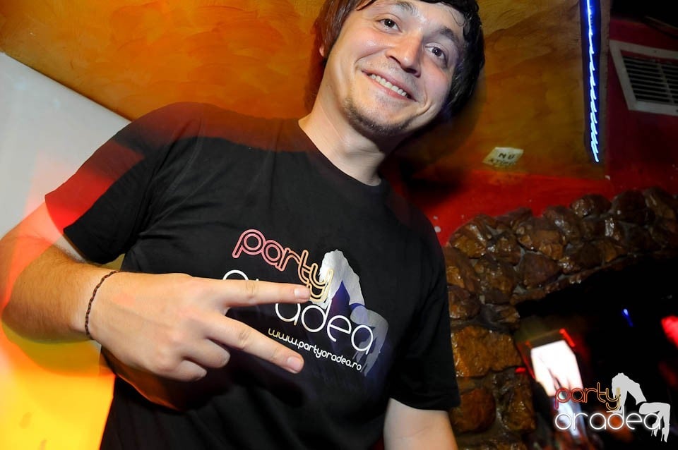 Începe distracţia în Club Downtown, 