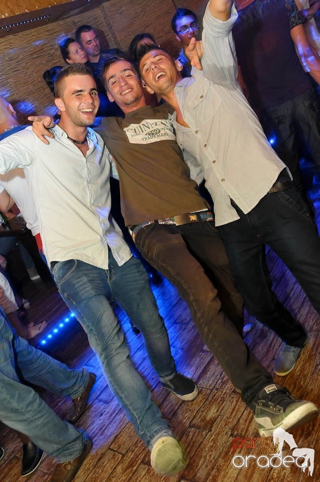 Începe distracţia în Club Downtown, 