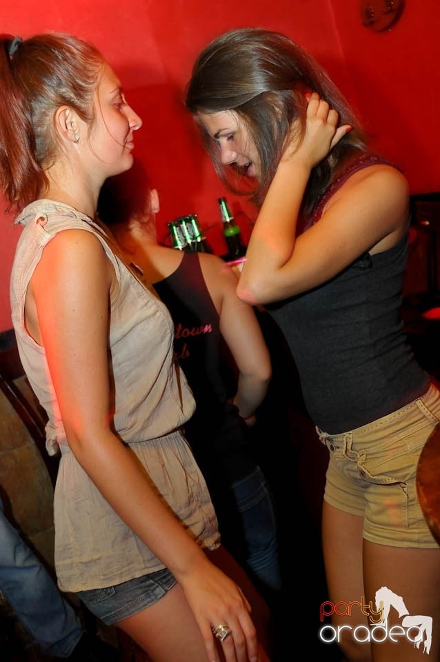 Începe distracţia în Club Downtown, 