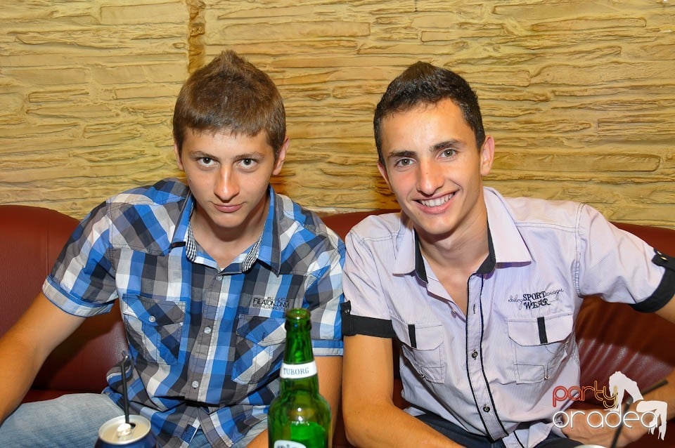 Începe distracţia în Club Downtown, 