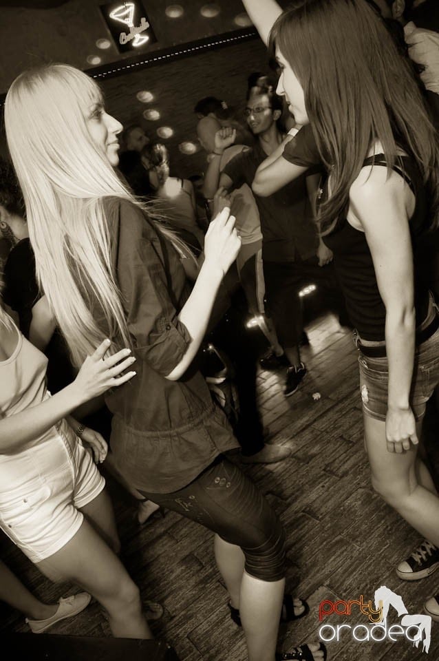 Începe distracţia în Club Downtown, 