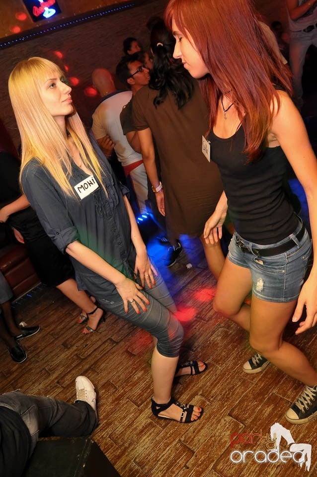 Începe distracţia în Club Downtown, 