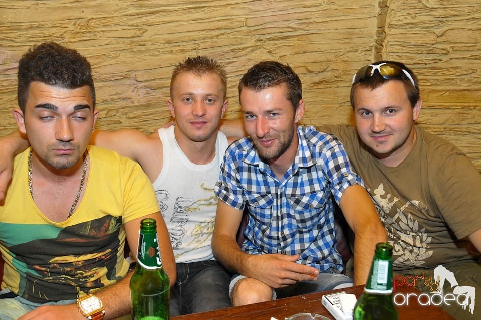 Începe distracţia în Club Downtown, 