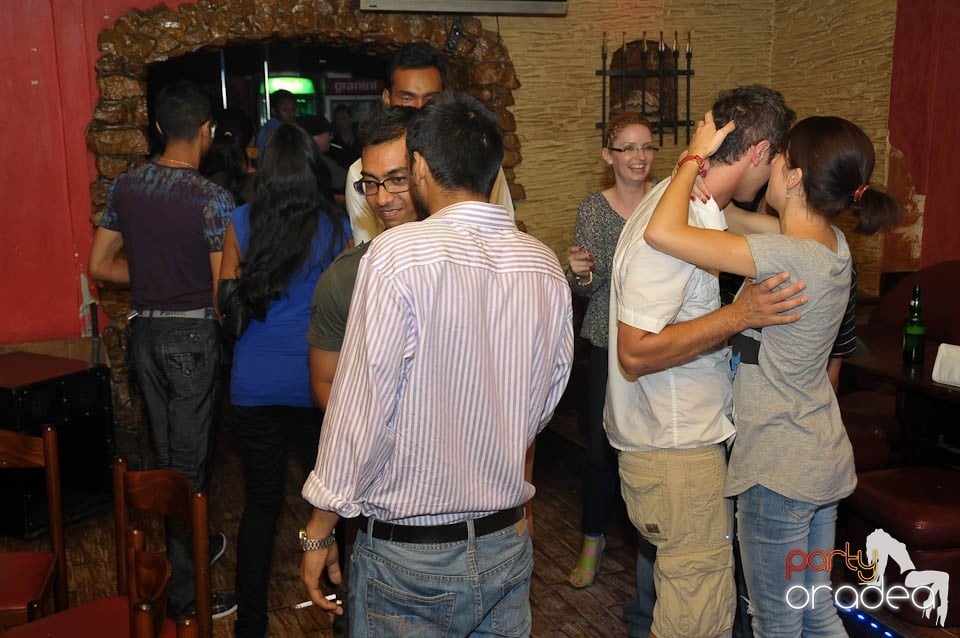 Începe distracţia în Club Downtown, 