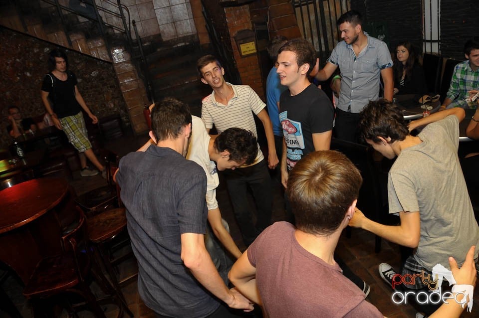 Începe distracţia în Club Downtown, 