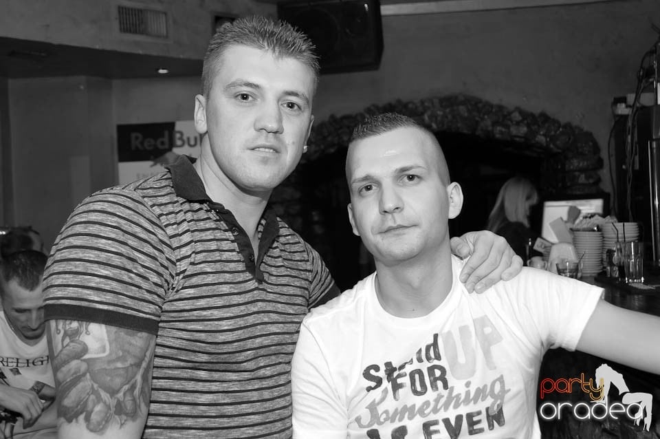 Începe distracţia în Club Downtown, 