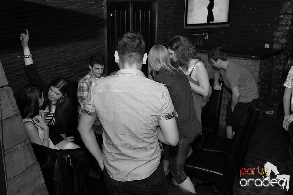 Începe distracţia în Club Downtown, 