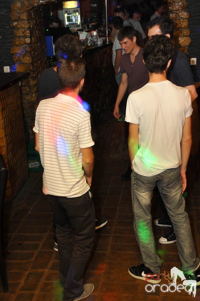 Începe distracţia în Club Downtown, 