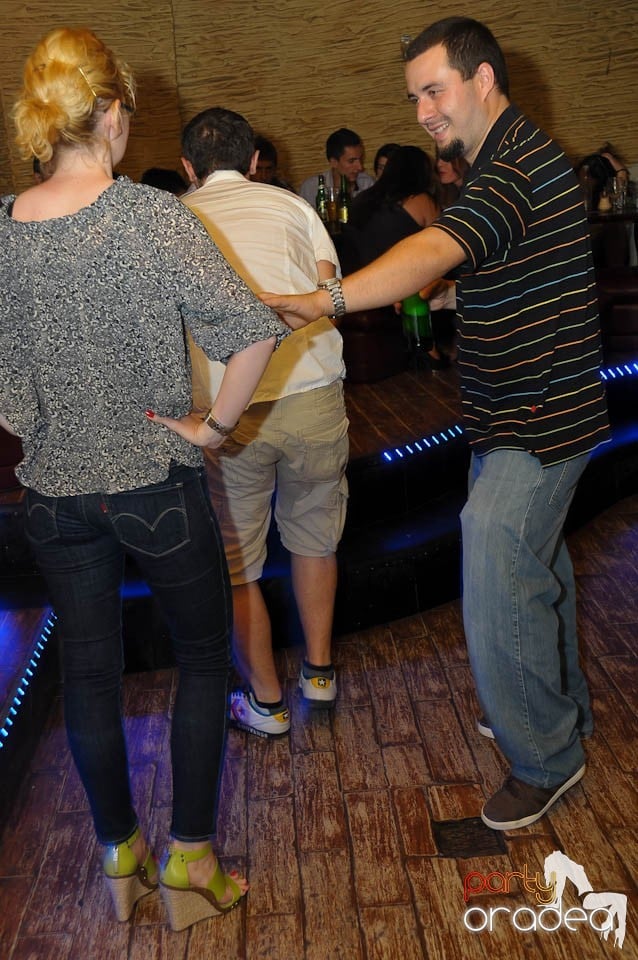 Începe distracţia în Club Downtown, 