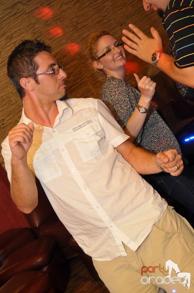 Începe distracţia în Club Downtown, 