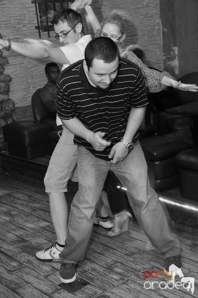 Începe distracţia în Club Downtown, 