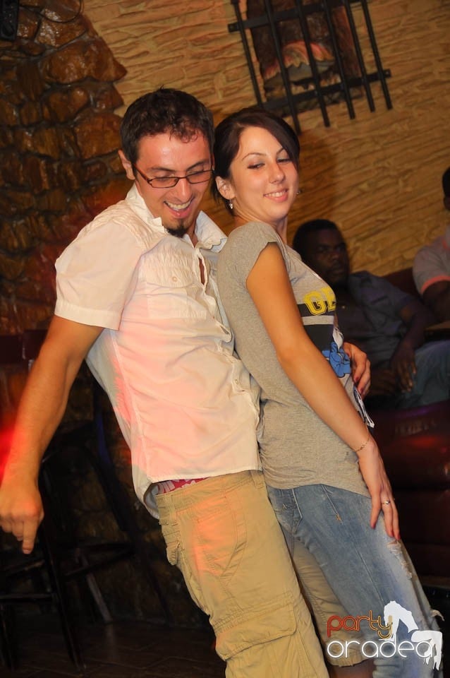 Începe distracţia în Club Downtown, 