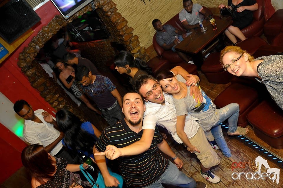 Începe distracţia în Club Downtown, 