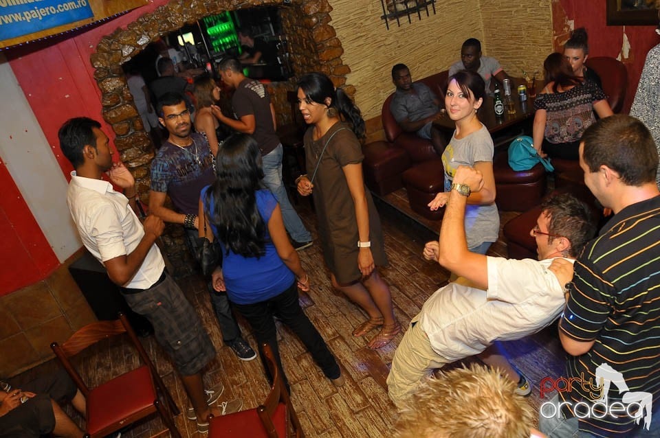 Începe distracţia în Club Downtown, 