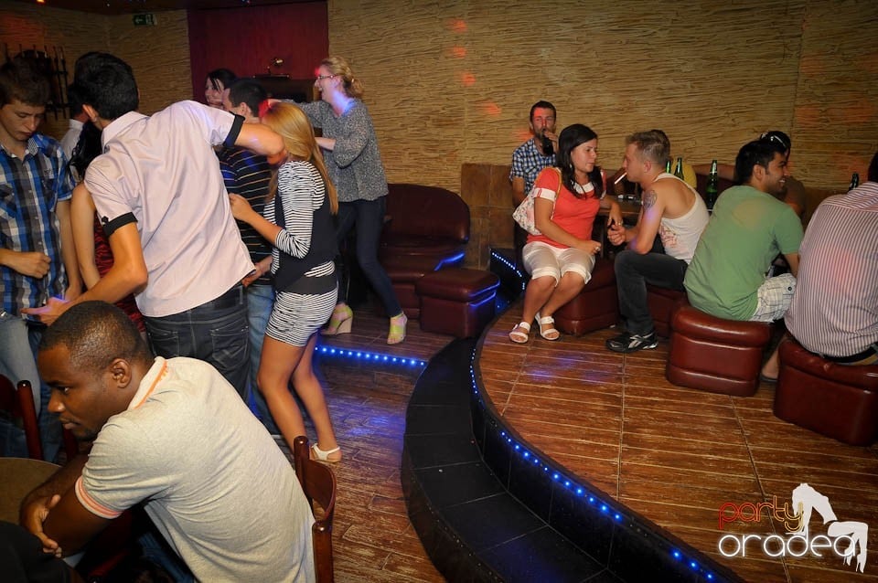 Începe distracţia în Club Downtown, 